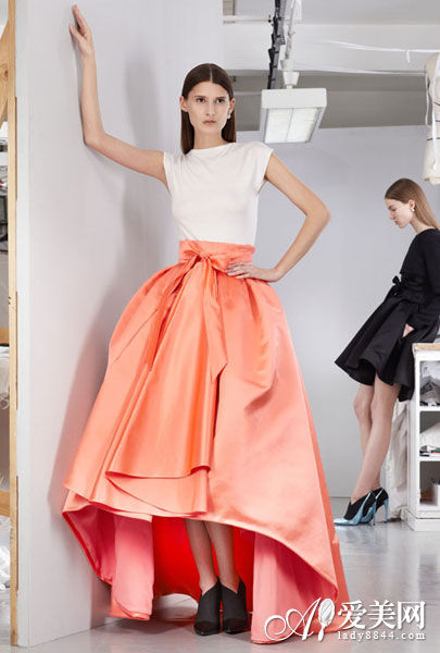 　迪奥(DIOR)2013早秋系列女装 拼色缎面大蓬裙