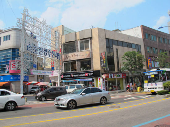 尽管只是个小村庄，阿爸伊却因为络绎不绝的游客变得繁华。