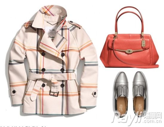 从条纹中抽离色彩与鞋包呼应