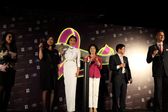 女演员梁静及各嘉宾举杯共庆