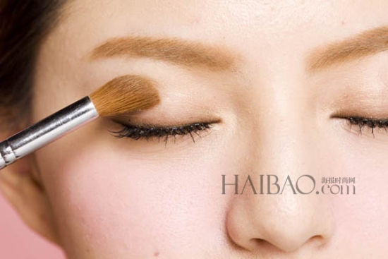 1.肤色系的眼影打亮整个眼窝