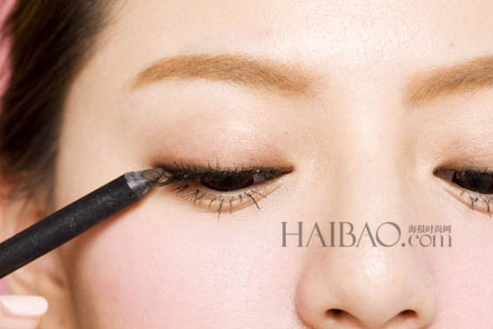2.靠近眼睑处描绘上咖啡色的眼线