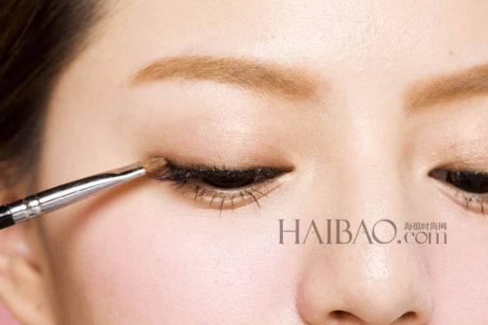 3.在画上眼线的位置按压上咖啡色眼影