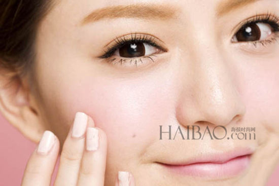 1.将霜状腮红以画圆按压在笑肌位置