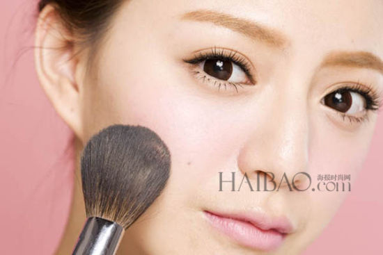 2.刷上蜜粉能提升腮红的持久度