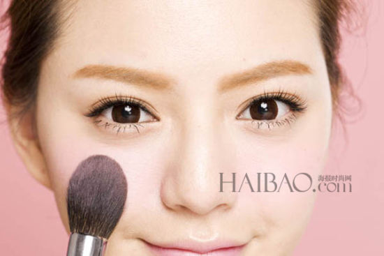 3.在颧骨位至叠擦上粉嫩色的粉状腮红