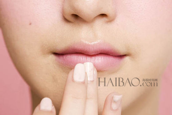 1.用手将粉色唇彩直接点压在唇上