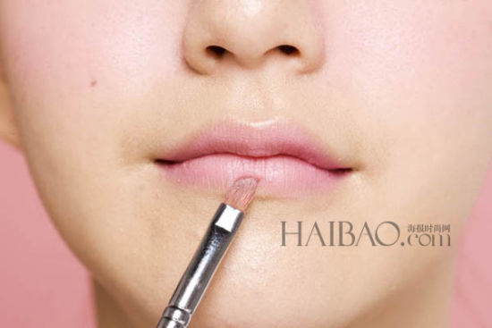 2.上下唇峰位置涂擦上浅色唇蜜