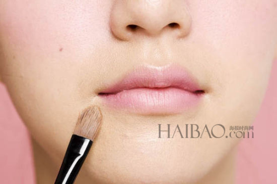 3.嘴角遮饰后刷上打亮
