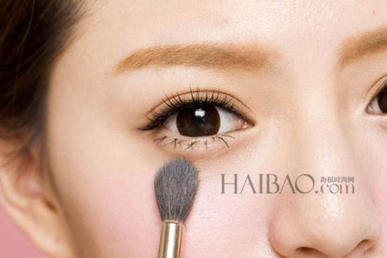 1.将眉骨下方——眼下的C字部位打亮