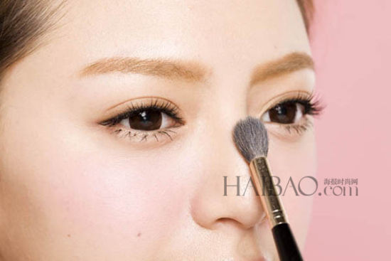 2.T字部位打亮是让脸型立体的重点部位