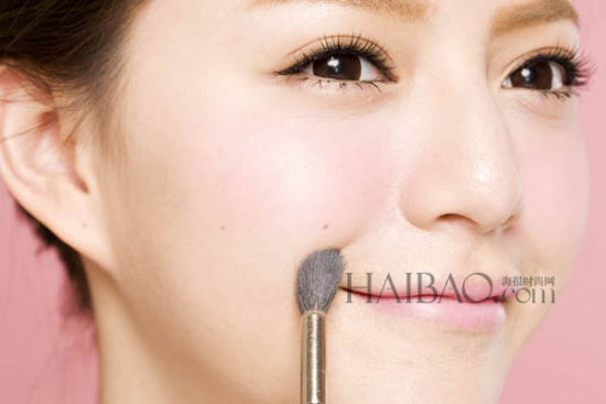 3.脸部变蓬润就要隐藏法令纹线