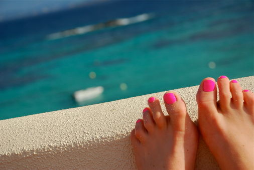 涂上显脚白的指甲油