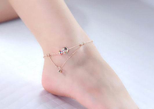 带上一些脚部饰品