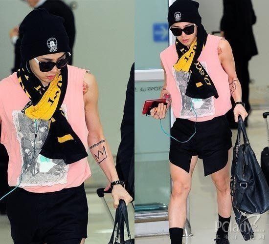 权志龙：粉色T恤+不规则短裤