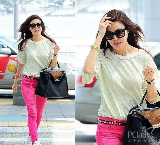 金荷娜：纯色T恤+枚红色铅笔裤