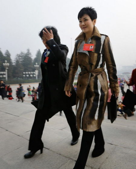 李小琳走进大会堂李小琳穿着霸气皮草大衣