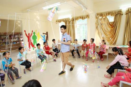 志愿者为孩子们授课