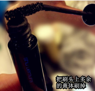 Step1.把刷头上多余膏体刷掉