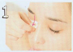 step1.用蘸满卸妆产品的化妆棉盖在眼睑上保持15秒，先把眼部的妆卸掉