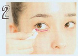 Step2.利用对折后化妆棉的折角部位卸下眼睑的妆容