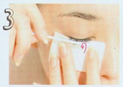 Step3.将化妆棉放在睫毛下方用棉棒滚动法卸除睫毛膏