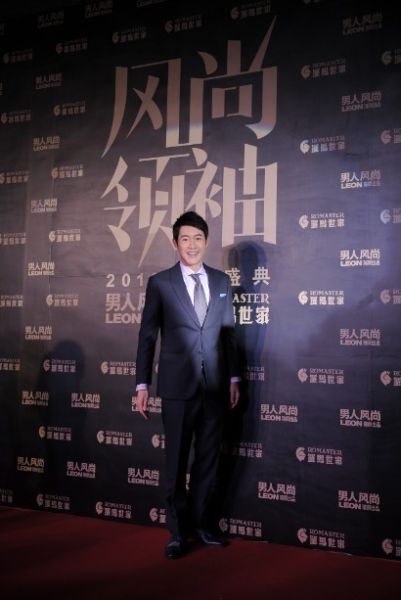 陈正飞身着罗马世家服装
