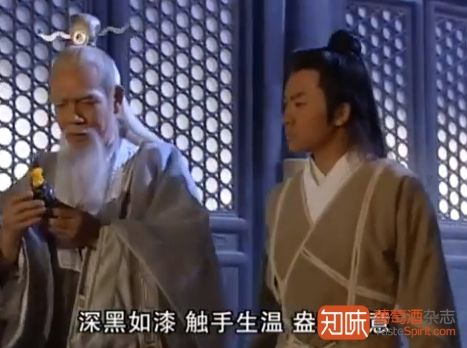 　　张无忌细看那黑瓶乃是一块大玉雕成，深黑如漆，触手生温，盎有古意，单是这个瓶子，便是一件极珍贵的宝物。当下更无怀疑。