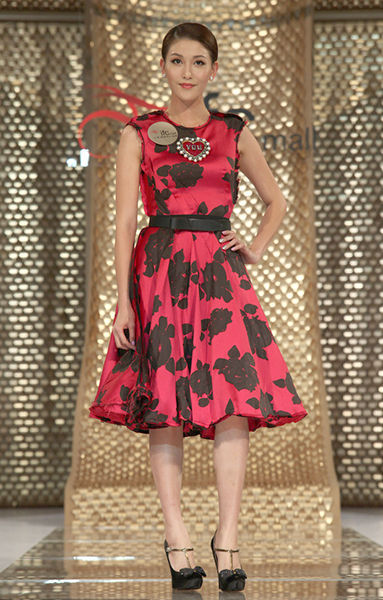 　　李彩桦穿同款裙