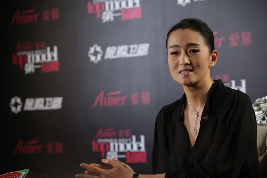 巩俐亮相“第一超模”现场