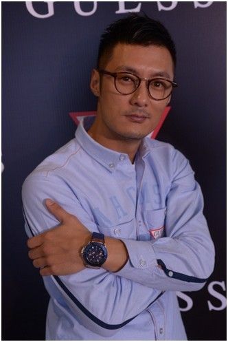 图为潮流偶像余文乐佩戴GUESS Rigor蓝色“严格”手表