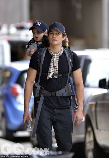 奥兰多-布鲁姆变身超级奶爸背宝贝儿子弗林出街