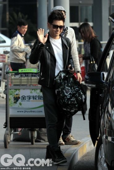 林志颖帅气皮衣墨镜现身上海 星爸+奶爸人气爆棚