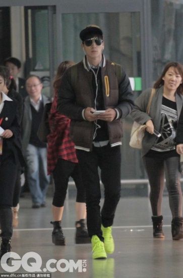 张亮现身上海机场荧光色休闲鞋潮爆