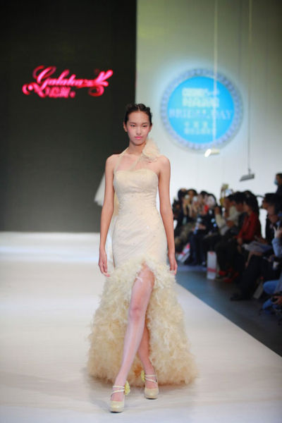 葛澜婚纱T台展示