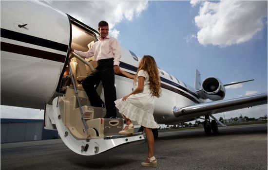 家教上课地点包括私人飞机、包场的电影院、加拉帕哥斯群岛等地