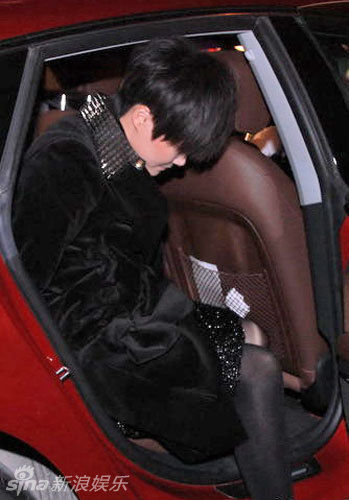 李宇春罕见薄透黑丝玩诱惑