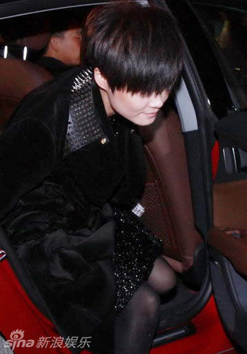 李宇春罕见薄透黑丝玩诱惑