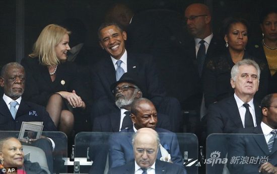 坐在一旁的米歇尔看起来好像不太高兴