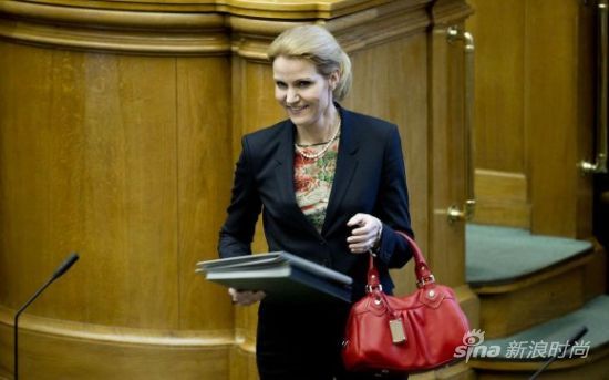 红色手袋是她的最爱