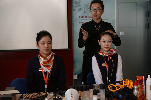 明星造型师舟舟老师现场为空姐打造完美造型