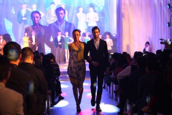 2014品牌战略发布会上，超模展示格雅腕表魅力