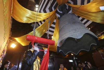 龙华寺撞钟