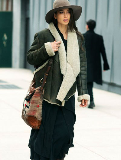 黑色羊羔毛外套