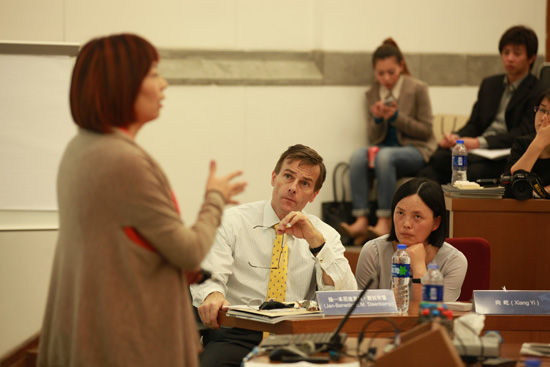 斯廷坎普教授认真聆听Sand River郭秀玲的演讲