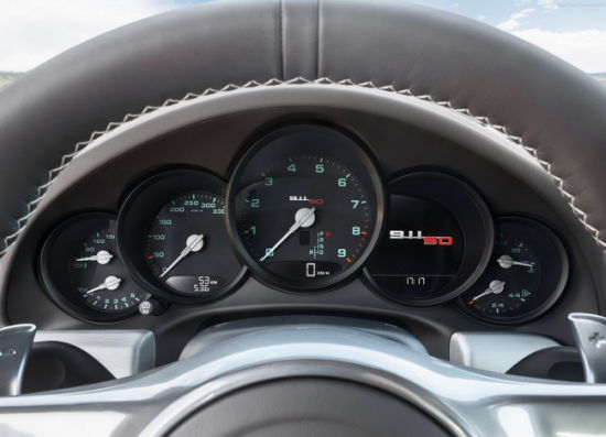 仪表盘上有“五十周年纪念版”的特别标识