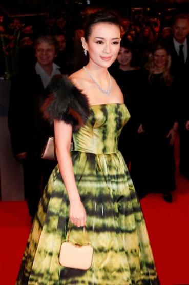 63届柏林电影节上，章子怡佩戴通灵珠宝高级定制红毯系列走开幕式红毯