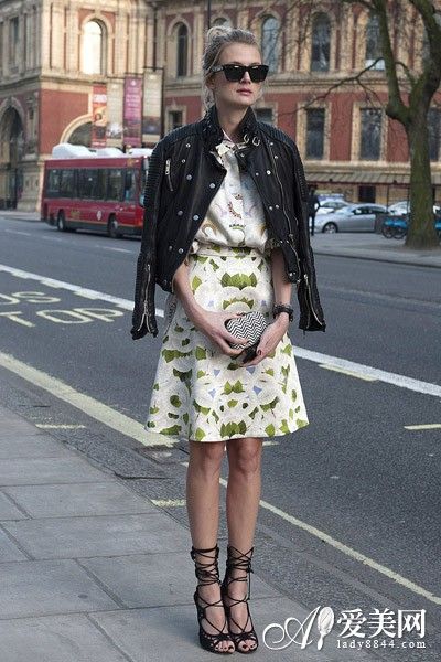 印花束腰连衣裙+黑色小皮衣