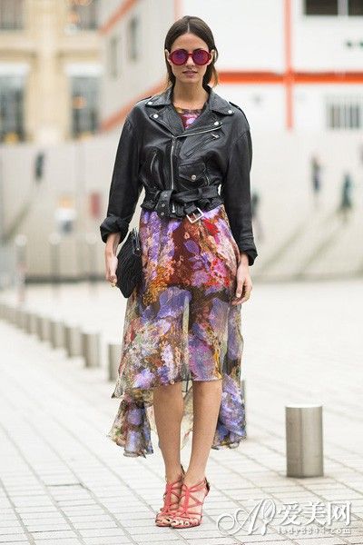 印花雪纺不规则连衣裙+黑色小皮衣