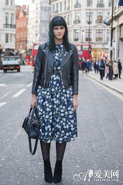 印花束腰及膝连衣裙+黑色小皮衣